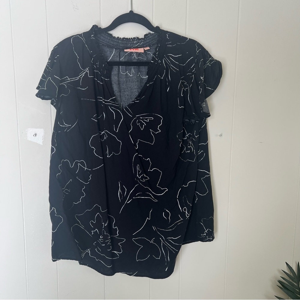 EVRI Black and White Floral Blouse